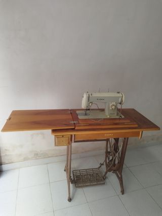 Mesa con Máquina de Coser Sigma Antigua