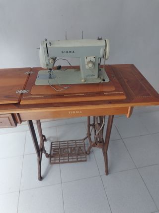 Mesa con Máquina de Coser Sigma Antigua