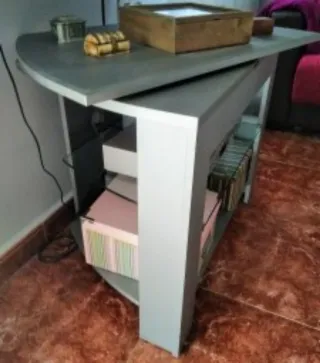 Mesa de televisión giratoria con baldas