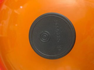 Wok naranja hierro fundido con tapa y cuchara