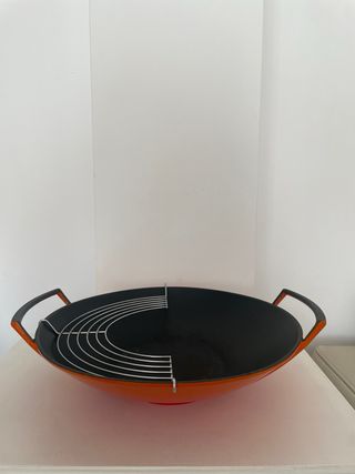Wok naranja hierro fundido con tapa y cuchara