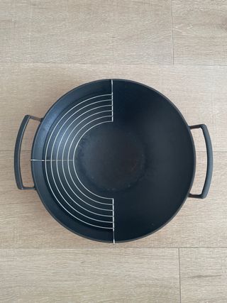 Wok naranja hierro fundido con tapa y cuchara