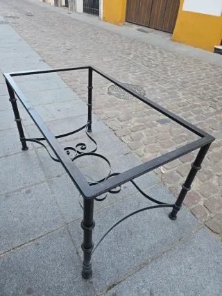 Elegante mesa de forja negra