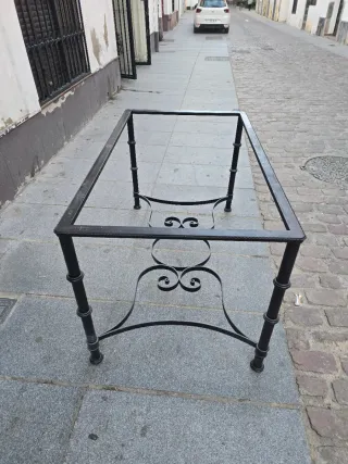 Elegante mesa de forja negra