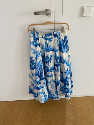 Falda plisada azul y blanca