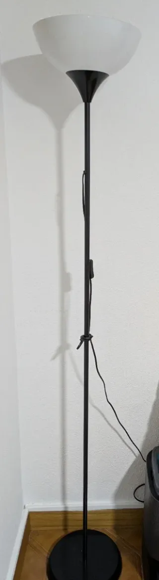 Lámpara de pie IKEA Negra y Blanca