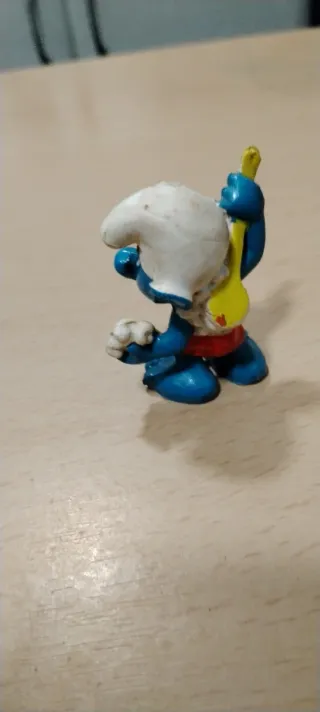 Figura Pitufo con gorro y comida