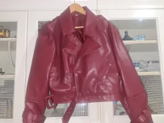 Chaqueta burdeos efecto piel