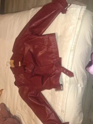 Chaqueta burdeos efecto piel