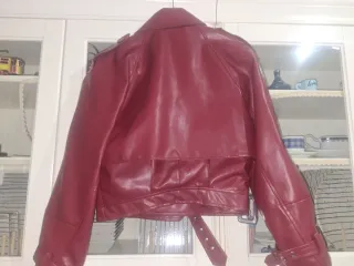 Chaqueta burdeos efecto piel