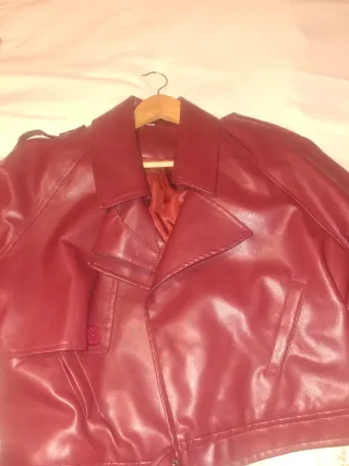 Chaqueta burdeos efecto piel