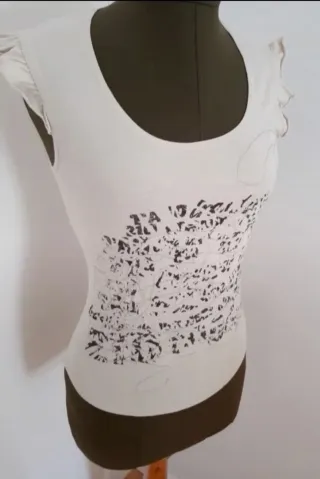 Camiseta Decoración Con Gomas Delanteras