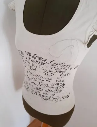 Camiseta Decoración Con Gomas Delanteras