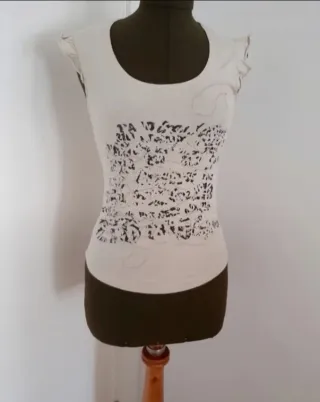 Camiseta Decoración Con Gomas Delanteras