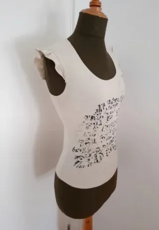 Camiseta Decoración Con Gomas Delanteras