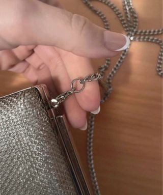 Bolso de mano plateado con cadena