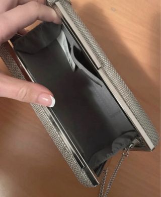 Bolso de mano plateado con cadena