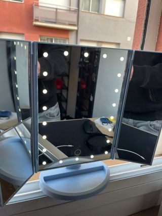 Specchio da trucco con luci LED