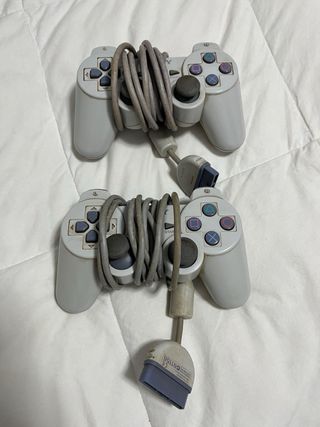 Consola PlayStation 1 (PS1) con 2 mandos