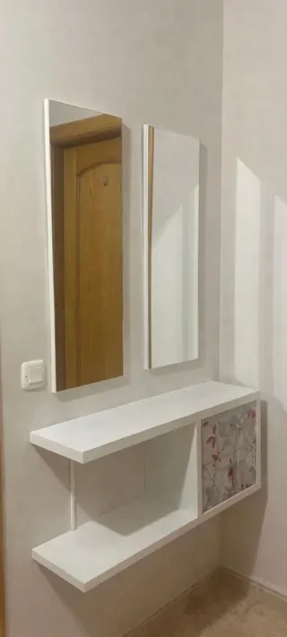 Mueble de entrada blanco y madera