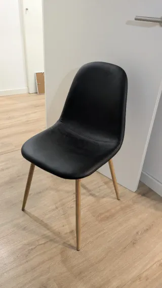 Silla de comedor negra y madera