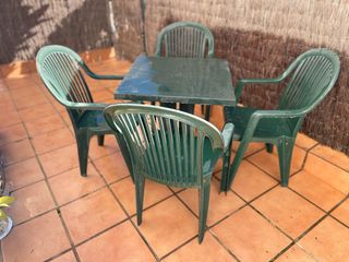 Mesa y 4 sillas de jardín verdes