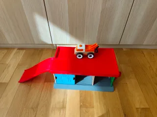 Pequeño garaje de madera y plástico