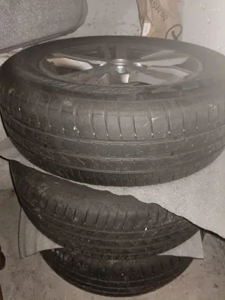 Llantas y neumáticos de coche