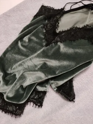 Top Bershka terciopelo verde con encaje S