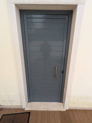 Porta alumínio lacada com puxador inox