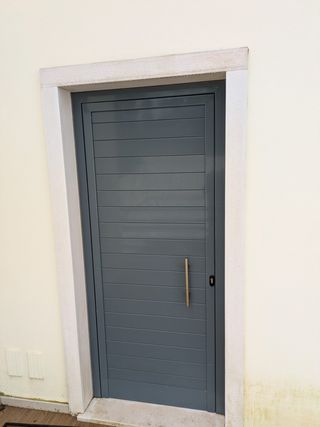 Porta alumínio lacada com puxador inox