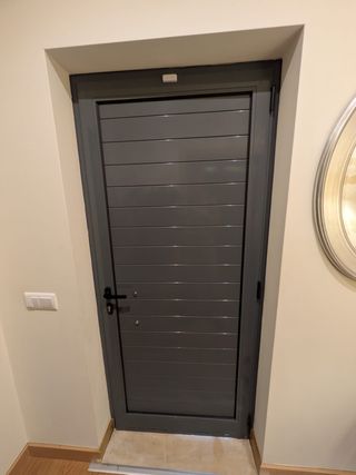 Porta alumínio lacada com puxador inox