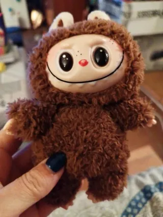 Labubu Peluche Marrón