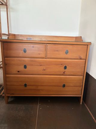 Cómoda de madera con tapa de cristal