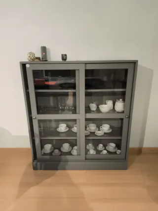 Vitrina Ikea gris con zócalo