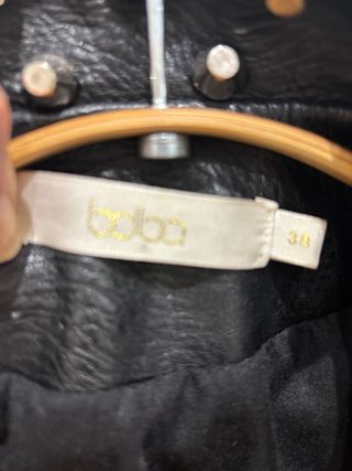 Chaqueta de cuero customizada con parches