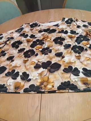 Conjunto falda blusa Estampada y camiseta.