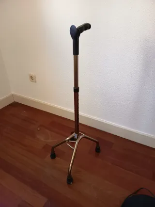 Bastón trípode ajustable