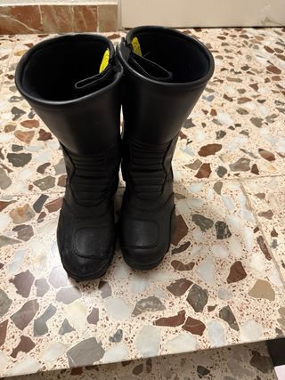 Traje de moto y botas Rainers