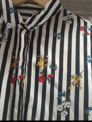 Camisa Stradivarius Rayas Flores