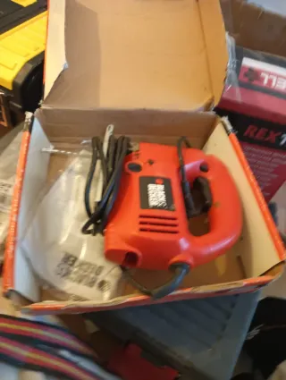 Caladora herramienta Black & Decker madera sierra