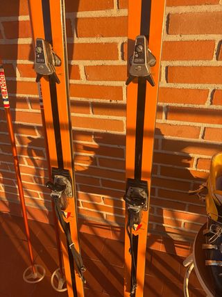 Esquís antiguos naranjas con fijaciones