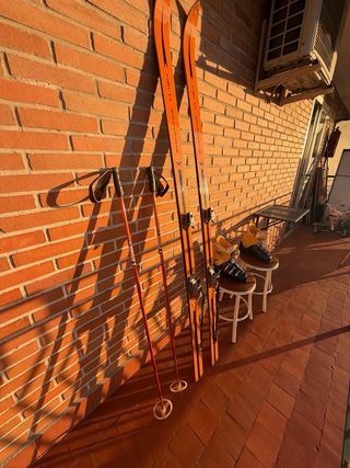 Esquís antiguos naranjas con fijaciones