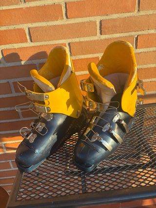 Esquís antiguos naranjas con fijaciones