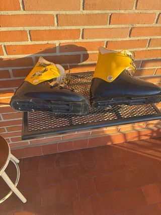 Esquís antiguos naranjas con fijaciones