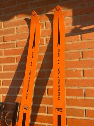 Esquís antiguos naranjas con fijaciones