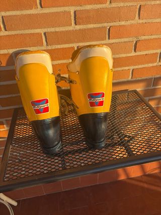 Esquís antiguos naranjas con fijaciones