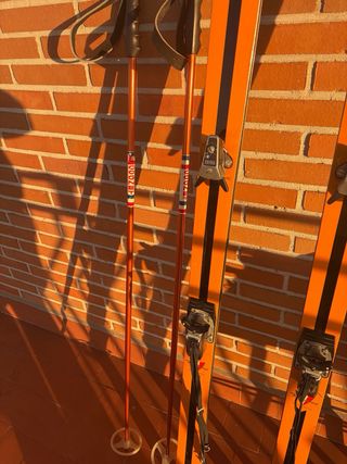 Esquís antiguos naranjas con fijaciones