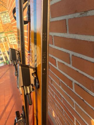 Esquís antiguos naranjas con fijaciones