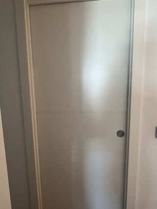 Puerta corredera blanca obra nueva